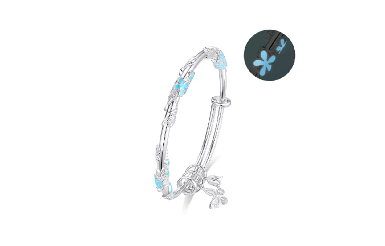 牧言 繁花似锦蝴蝶 轻奢气质温柔新中式小众浪漫高级感 立体浮雕蓝色花朵交织素圈夜光变色可调节蝶梦铃兰花流苏手饰 合金 手镯 女款