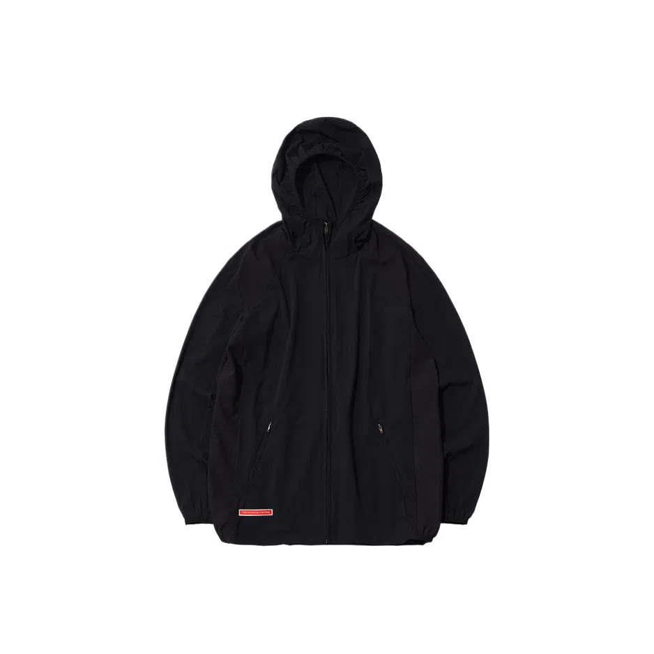 THE MUSEUM VISITOR PUNCHING POINT NYLON