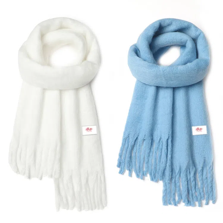 【文艺出片】 浪莎 超有氛围感加厚纯色马海毛围脖百搭流苏设计保暖披肩 心动礼盒装 聚酯纤维 绒线围巾 男女同款情侣款