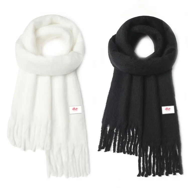 【文艺出片】 浪莎 超有氛围感加厚纯色马海毛围脖百搭流苏设计保暖披肩 心动礼盒装 聚酯纤维 绒线围巾 男女同款情侣款