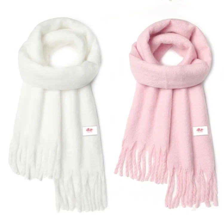 【文艺出片】 浪莎 超有氛围感加厚纯色马海毛围脖百搭流苏设计保暖披肩 心动礼盒装 聚酯纤维 绒线围巾 男女同款情侣款