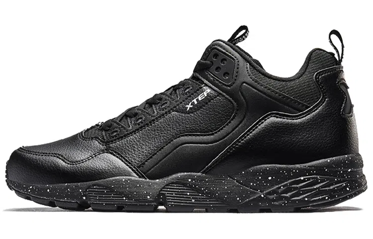 特步 简约都市中帮运动鞋 黑色